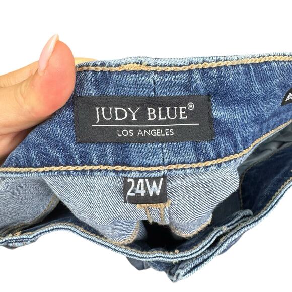 Judy Blue NWT 24W Boyfriend Fit Mid Rise Medium Wash Cropped Distressed Jeans - Picture 8 of 10